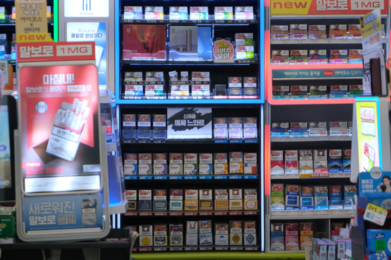 Cigarettes are displayed at a convenience store in Seoul on June 12. [YONHAP]