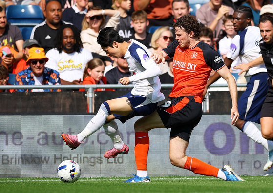 Tottenham Hotspur winger Yang Min-hyeok, left, vies for the ball during a preseason match against Luton Town in Luton, Britain, on July 26. [REUTERS/YONHAP] 