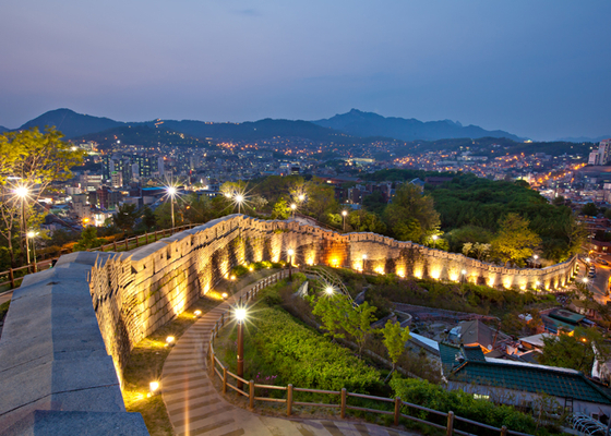 Seoul City Wall near Naksan Park [KOREA TOURISM ORGANIZATION]