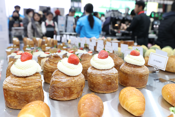 People queue to buy desserts at the 2025 Cafe & Bakery Fair in Gangnam District, southern Seoul, on Feb. 19. [YONHAP] 