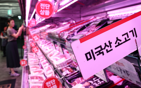 U.S. beef products are on sale at a discount mart in downtown Seoul on July 27. [NEWS1]
