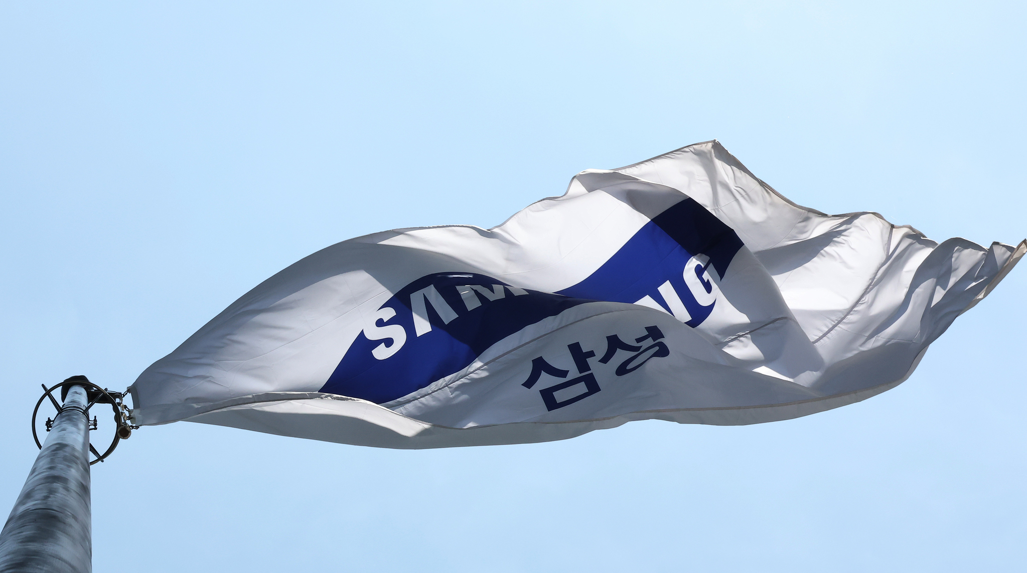 Samsung Electronics flag at the company's Seocho building in southern Seoul on April 30 [NEWS1]