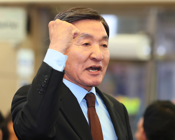 Park Chang-dal, a former three-term lawmaker, speaks during a campaign stop of then-presidential candidate of the Democratic Party Lee Jae Myung at a traditional market in Seongju County on May 9. [YONHAP]