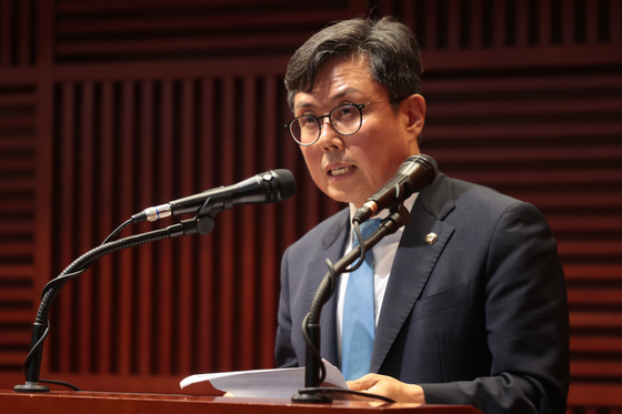 Democratic Party Rep. Ahn Do-geol speaks during a policy discussion roundtable on stablecoins at the Korea Financial Investment Association headquarters in Yeouido, western Seoul, on July 23. [YONHAP] 