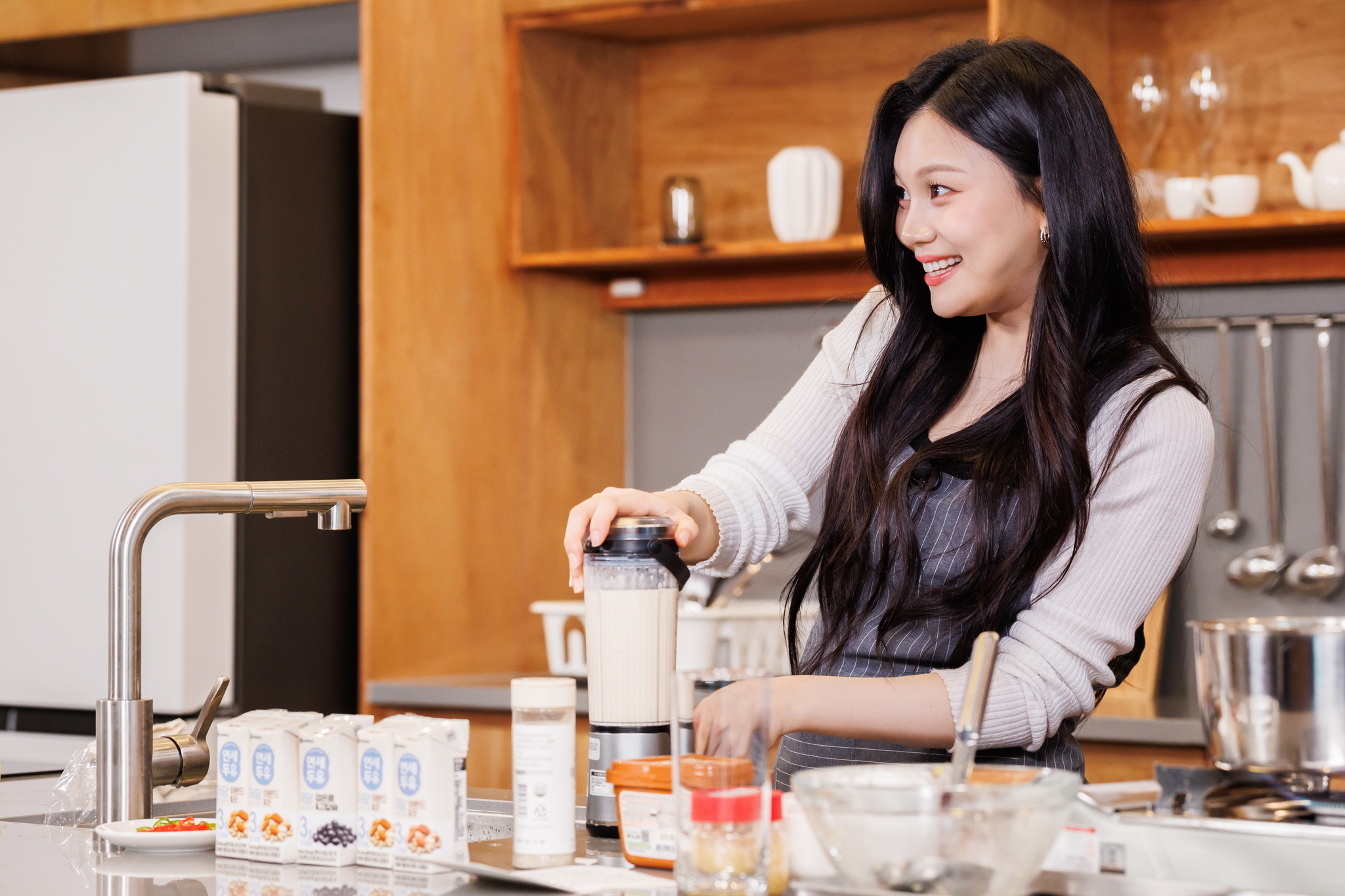 Singer Umji of girl group Viviz shares her mother's cooking recipe during an interview with the JoongAng Ilbo. [JOONGANG ILBO]