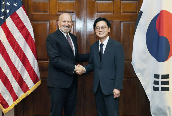 Industry Minister Kim Jung-kwan, right, meets with U.S. Secretary of Commerce Howard Lutnick in Washington on July 24. [MINISTRY OF TRADE, INDUSTRY AND ENERGY]
