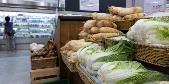 Vegetables are stocked at a supermarket in Seoul on July 22. [NEWS1] 