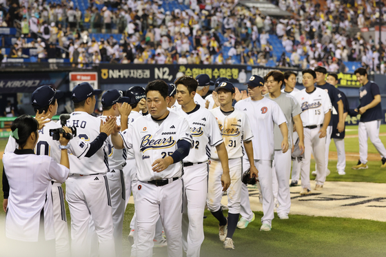 Doosan Bears players high-five their teammates and coaches after beating the LG Twins 9-6 in the clubs' Korea Baseball Organization regular-season game at Jamsil Baseball Stadium in Seoul on July 27. [YONHAP]