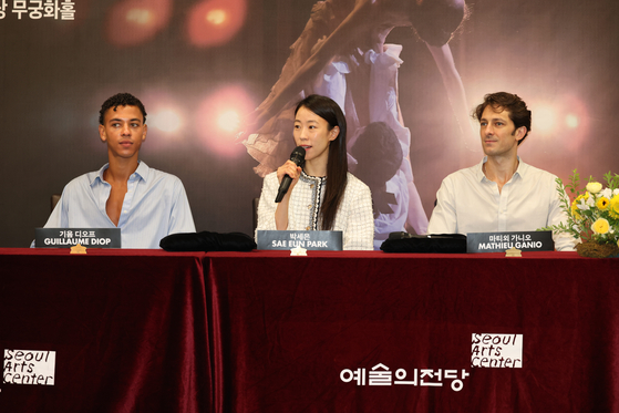 Ballet dancer Park Se-eun, center, speaks to the press about the upcoming “Ballet Gala of Etoiles in Paris 2025” at the Seoul Arts Center in Seocho District, southern Seoul, on Monday. [SEOUL ARTS CENTER]