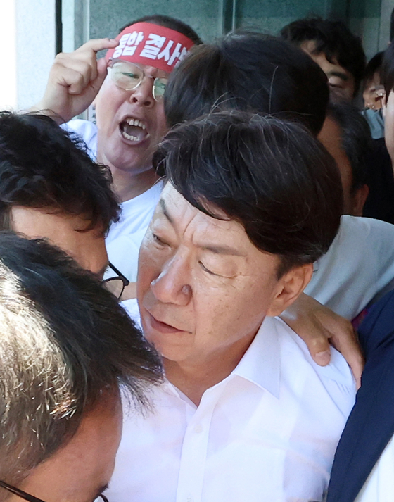 Jeonju Mayor Woo Beom-ki leaves a restaurant in Wonju County, North Jeolla, after getting splashed with water during a public discussion on the proposed Wanju-Jeonju municipal merger on July 25. [YONHAP]