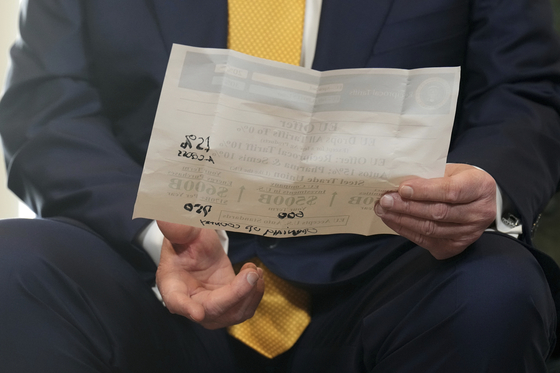 U.S. President Donald Trump holds a paper after reaching a trade deal with European Commission President Ursula von der Leyen at the Trump Turnberry golf course in Turnberry, Scotland, on July 27. [AP/YONHAP]