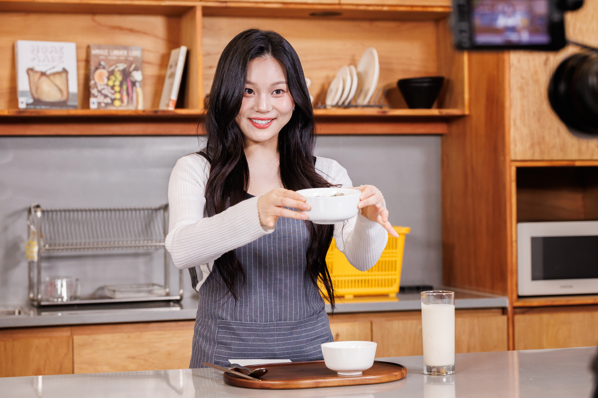 Singer Umji of girl group Viviz shares her mother's cooking recipe during an interview with the JoongAng Ilbo. [JOONGANG ILBO]