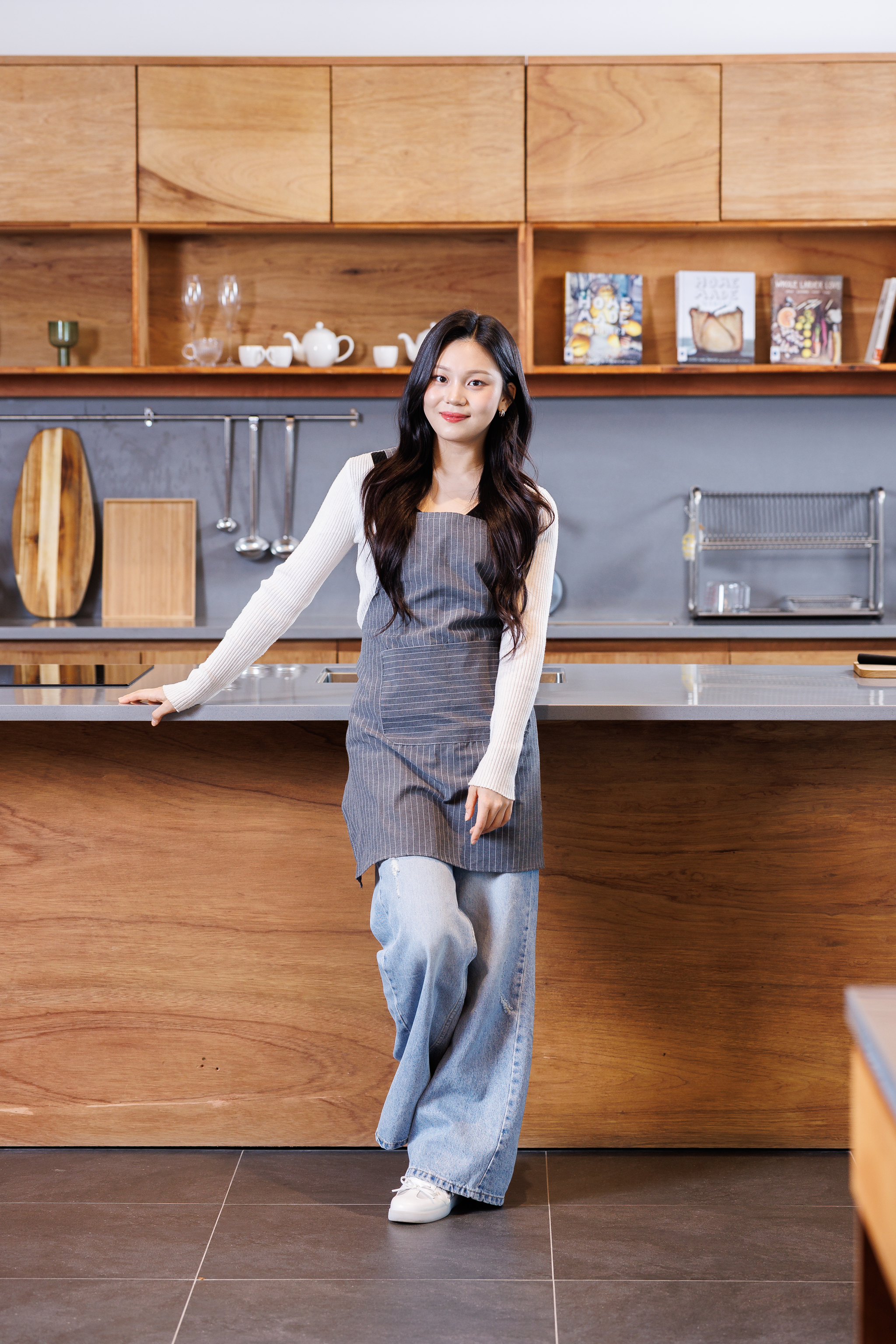 Singer Umji of girl group Viviz poses for photos during an interview with the JoongAng Ilbo. [JOONGANG ILBO]