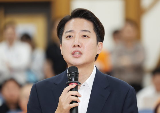 Reform Party Rep. Lee Jun-seok speaks to press in Yeouido, western Seoul, shortly after the 21st presidential election ended on June 3. [YONHAP]
