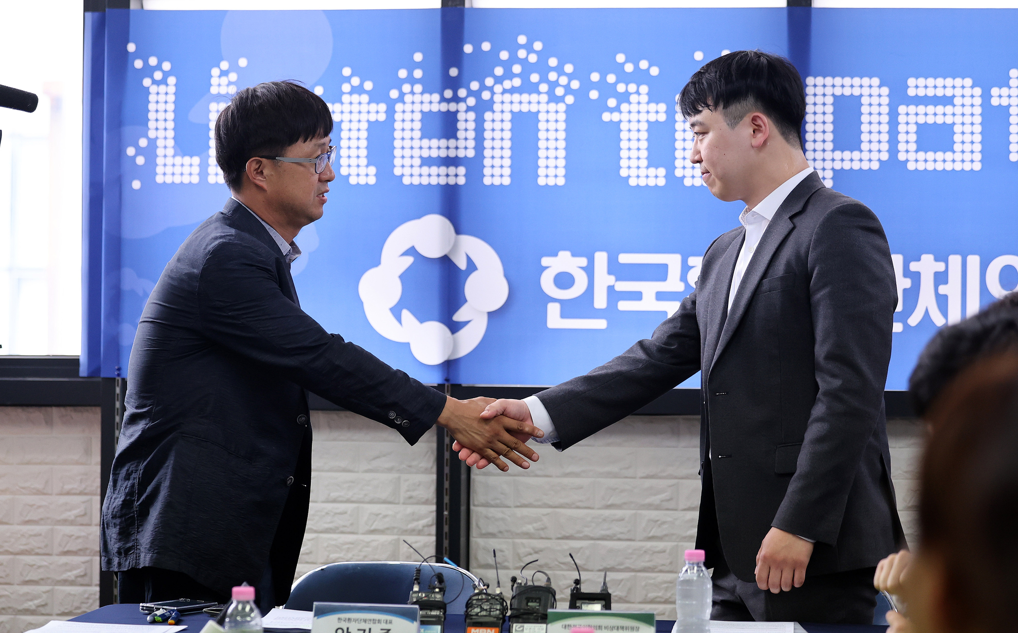 Han Sung-jon, interim chair of the Korean Intern Resident Association, right, greets Ahn Gi-jong, head of the Korean Alliance of Patients Organization, during a visit to the patients alliance's office in Yeongdeungpo District, western Seoul, on July 28. [NEWS1]