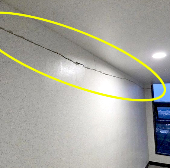 A wall crack recently found in a building in Olympic Park Foreon apartment complex in Gangdong District, eastern Seoul. [SCREEN CAPTURE]