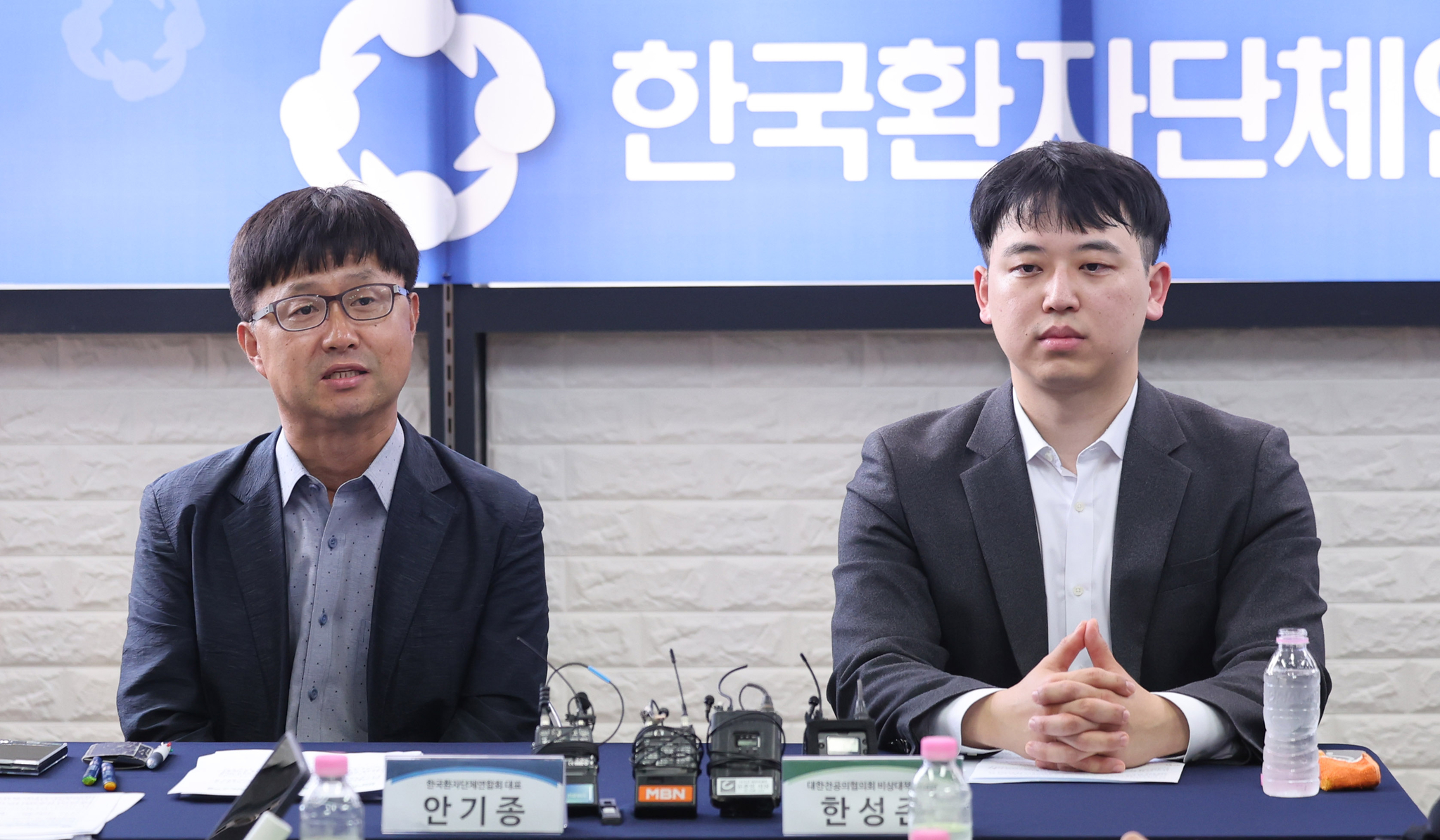 Han Sung-jon, interim chair of the Korean Intern Resident Association, right, and Ahn Gi-jong, head of the Korean Alliance of Patients Organization, speak during a meeting at the patients alliance's office in Yeongdeungpo District, western Seoul, on July 28. [JOINT PRESS CORPS]