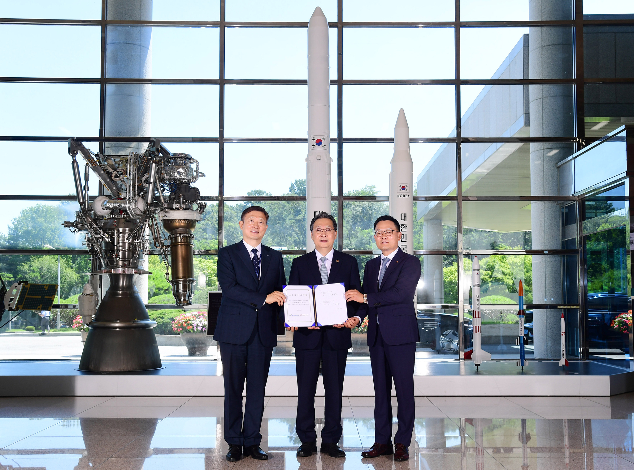 A signing ceremony for the transfer of the Nuri launch vehicle technology is held at the Korea Aerospace Research Institute (KARI) in Daejeon on July 25. From left: Lee Sang-cheol, president of KARI; Yoon Young-bin, administrator of the Korea AeroSpace Administration; and Son Jae-il, CEO of Hanwha Aerospace. [KARI]