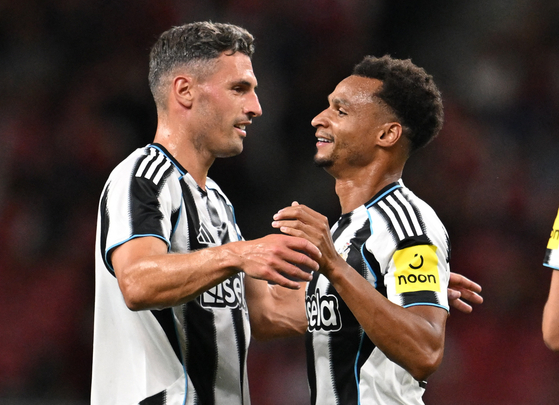 Jacob Murphy of Newcastle United, right, celebrates with teammate Fabian Schar after scoring a goal against Arsenal during the clubs' preseason friendly match at National Stadium in Singapore on July 27. [REUTERS/YONHAP]
