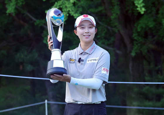 Kim Hyo-joo poses with the Aramco Korea Championship trophy at New Korea Country Club in Goyang, Gyeonggi on May 11. [YONHAP] 