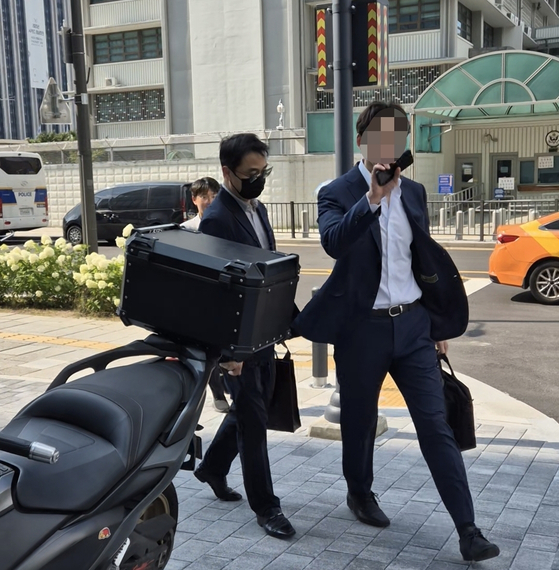 Kim Jin-woo, the elder brother of former first lady Kim Keon Hee, enters the special probe team's office in central Seoul on July 28 for questioning. [YANG SU-MIN]