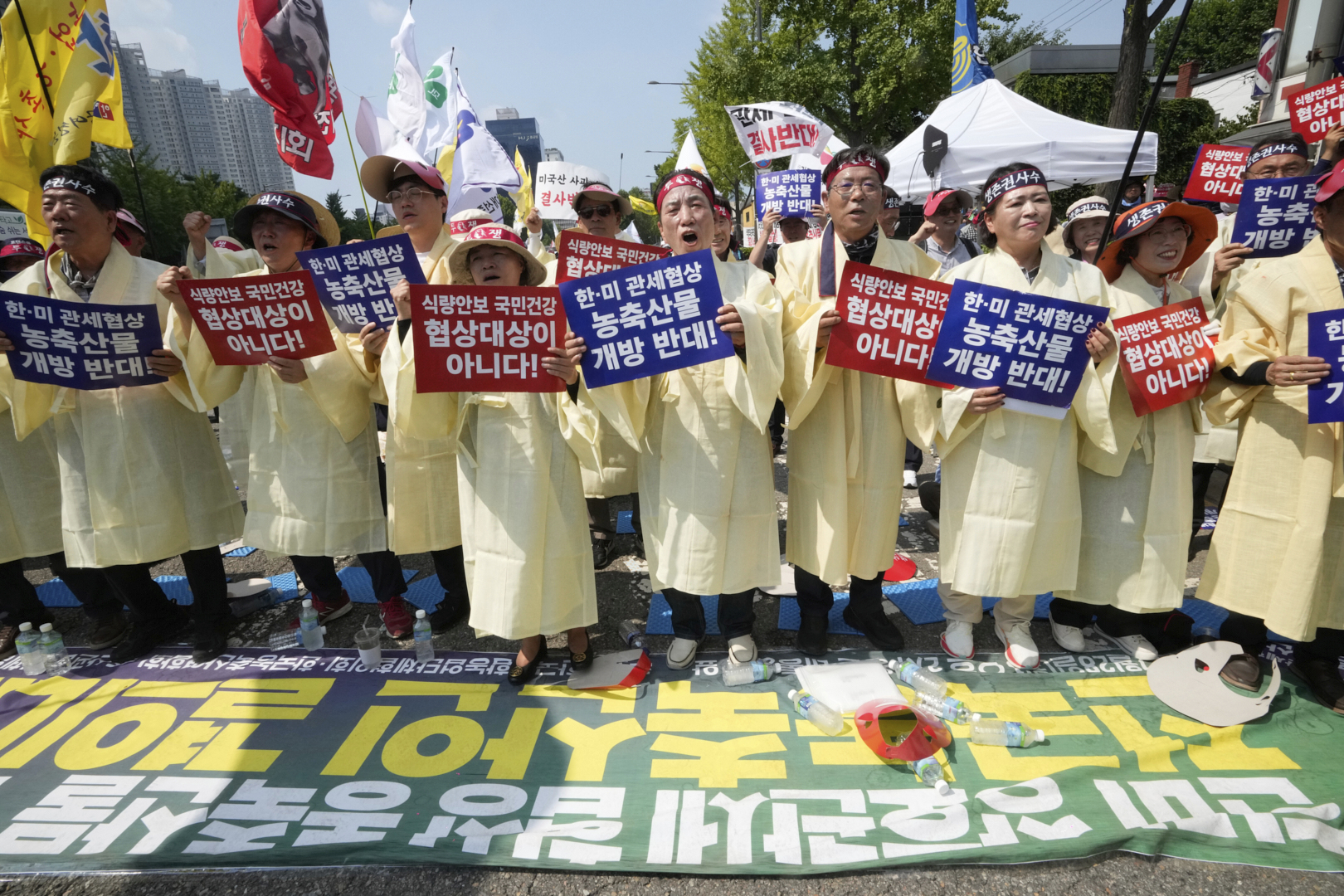 Korean farmers stage a rally near the presidential office in Seoul, demanding that the government protect Korea's agricultural and livestock industries in ongoing tariff negotiations with the United States, Monday, July 28. The banner at bottom reads ″Opposition to the opening of agricultural and livestock products in the Korea-US tariff negotiations.″ [AP/YONHAP]