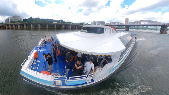 A Hangang bus ferry departs from the Ttukseom pier in Gwangjin District, eastern Seoul, heading toward Jamsil. [YONHAP] 