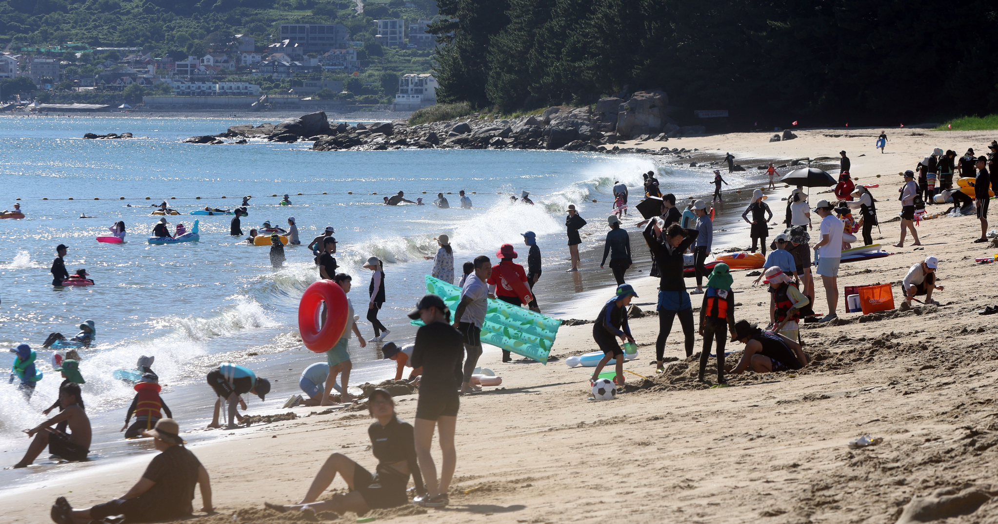 Vacationers enjoy playing in the water at Gujora Beach in Irun-myeon, Geoje, South Gyeongsang, on July 28. [YONHAP]