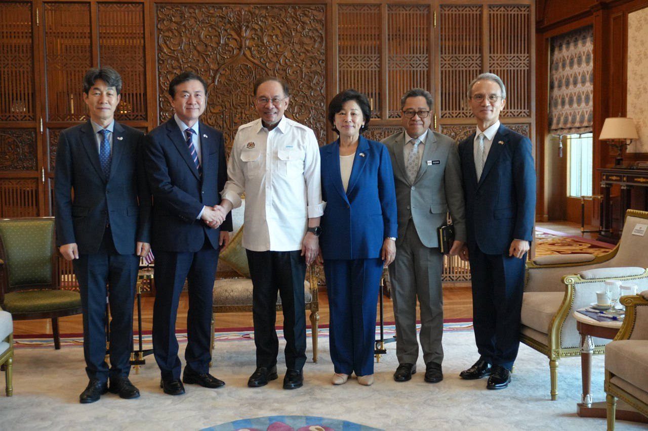 President Lee Jae Myung's special envoys to Malaysia, led by former Oceans Minister Kim Young-choon, pose for a photo during a meeting with Malaysian Prime Minister Anwar Ibrahim, third from left, on July 23. [MINISTRY OF FOREIGN AFFAIRS]
