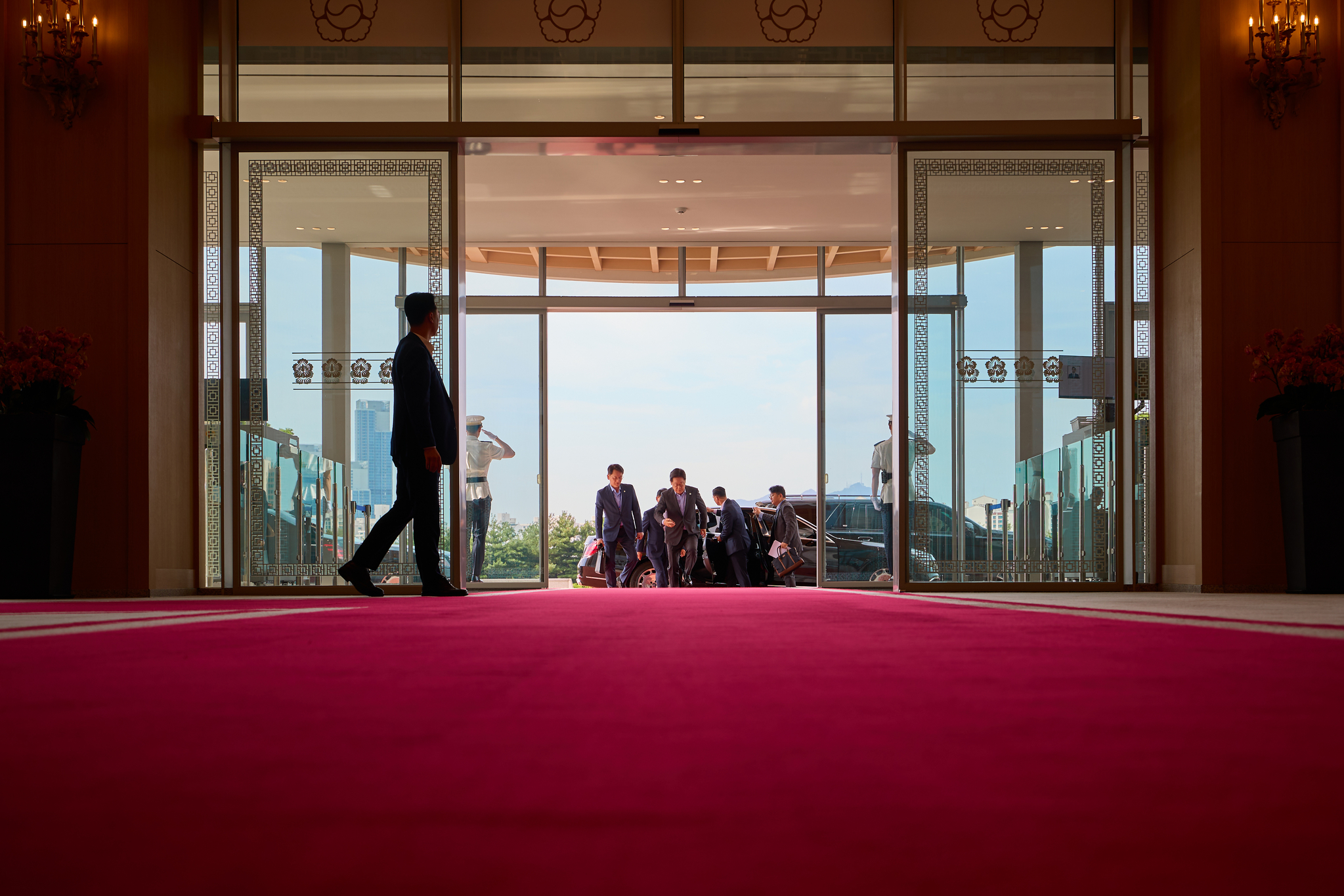 The presidential office released a photo on July 25 showing President Lee Jae Myung arriving at the presidential compound in Yongsan, central Seoul, the previous day. [PRESIDENTIAL OFFICE]