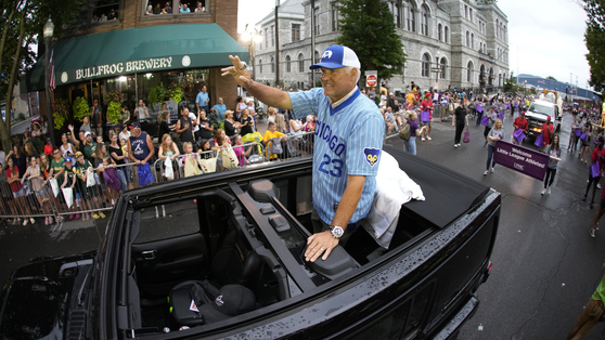 Baseball Hall of Fame infielder Ryne Sandberg, the Grand Marshall of this year's Little League Grand Slam Parade, rides through downtown Williamsport on Aug. 14, 2023. [AP/YONHAP]