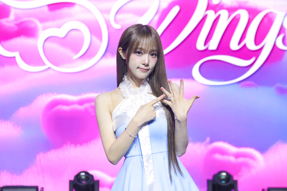 Singer Yena poses for photos during a press showcase for her fourth EP ″Blooming Wings″ at Blue Square SOL Travel Hall in central Seoul on July 29. [YUE HUA ENTERTAINMENT]