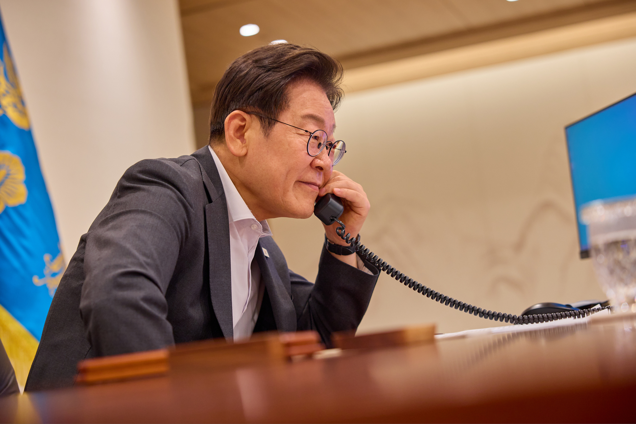 President Lee Jae Myung holds his first phone talks with Qatari Emir Tamim bin Hamad Al Thani at the Presidential Office in Yongsan District, central Seoul, on July 22. [PRESIDENTIAL OFFICE]