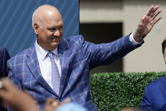 Former Chicago Cubs player Ryne Sandberg waves before the team unveils a statue of him before a baseball game against the New York Mets in Chicago on June 23, 2024. [AP/YONHAP]