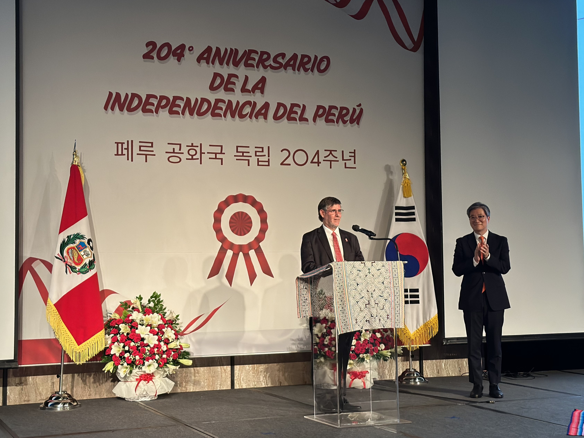 Peruvian Ambassador to Korea Paul Duclos, left, delivers his remarks at a reception marking the 204th anniversary of Peru’s Independence Day at the Four Seasons Hotel in central Seoul on Monday evening. [SEO JI-EUN]