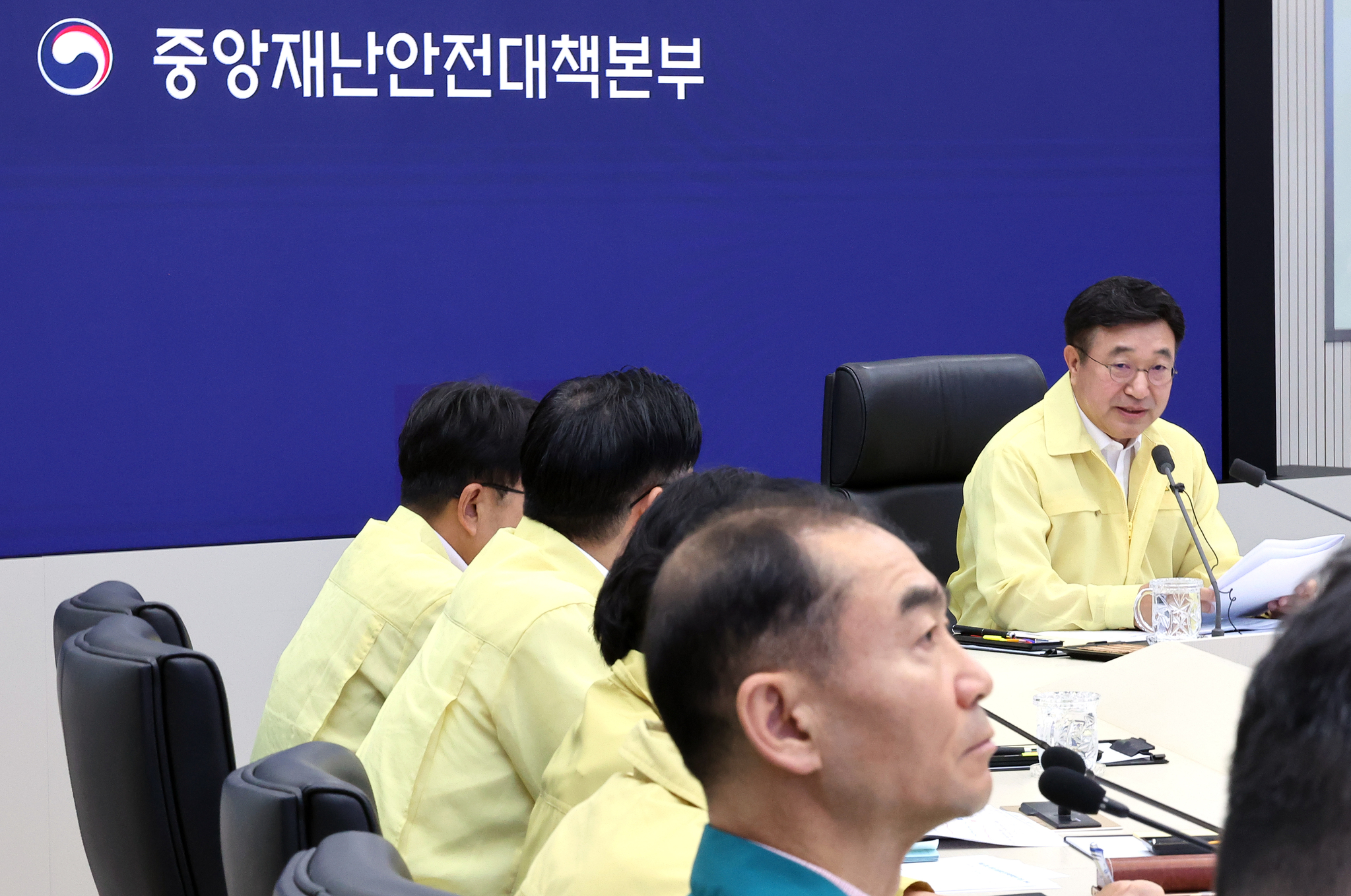 Minister of the Interior and Safety Yun Ho-jung presides over a meeting of the Central Disaster and Safety Countermeasures Headquarters to deal with heat waves at the government complex in Sejong on July 28. [YONHAP]