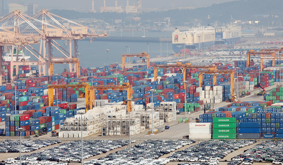 Export containers are stacked at Pyeongtaek Port in Pyeongtaek, Gyeonggi on July 28. [NEWS1]