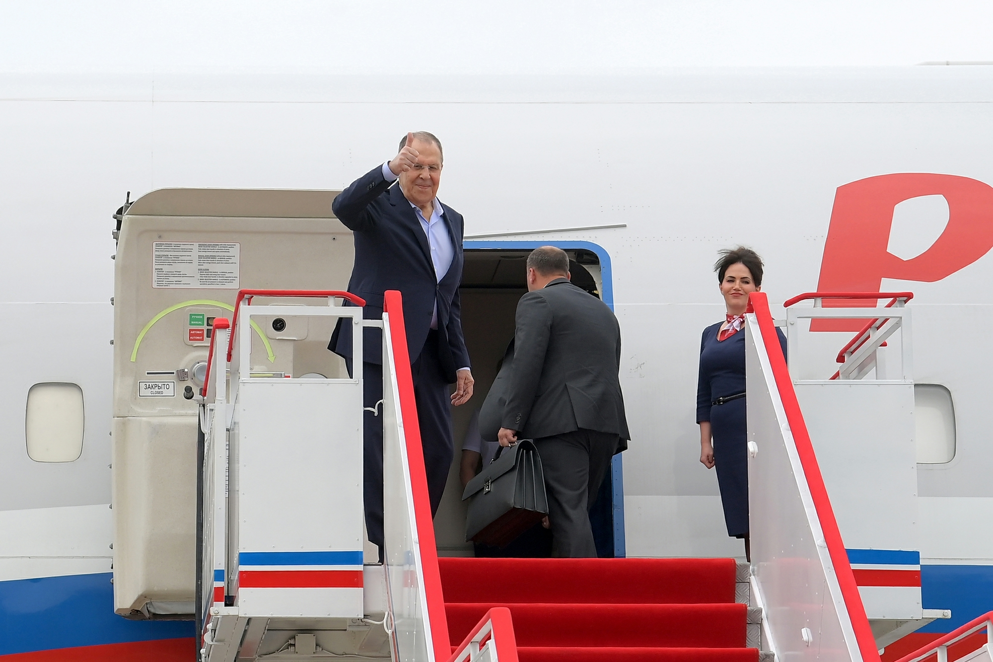 Russian Foreign Minister Sergey Lavrov departs North Korea on July 13, seen off by North Korean Foreign Minister Choe Son-hui at Wonsan Kalma Airport, the Rodong Sinmun reported on July 14. [NEWS1]