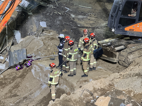One Posco E&C worker was killed, and an excavator operator from a subcontractor suffered serious injuries, after a tunnel under construction for section 5-2 of the Shinansan Line collapsed in Gwangmyeong, Gyeonggi, on April 16. [YONHAP]