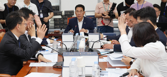 Democratic Party Rep. Kim Ju-young, chair of the National Assembly’s Environment and Labor Committee subcommittee, center, and lawmakers speak during a subcommittee meeting on the "Yellow Envelope Act" at the National Assembly in western Seoul on July 28. [JOONGANG ILBO] 