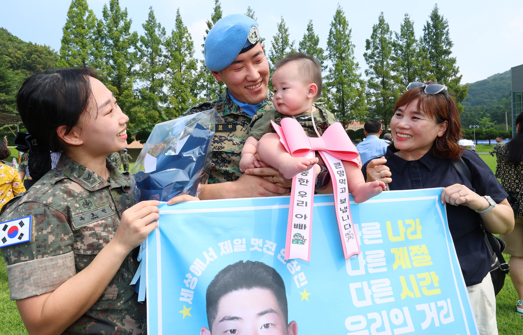  A soldier, center, says goodbye to his family during a send-off ceremony for the 20th rotation of the Hanbit Unit, held at the International Peace Support Center in Gyeyang District, Incheon, on July 29. [YONHAP]