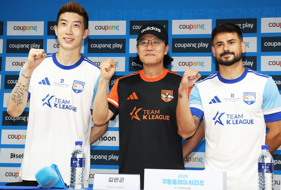 Team K League manager Kim Pan-gon, center, is flanked by goalkeeper Jo Hyeon-woo, left, and forward Cesinha at a press conference at Suwon World Cup Stadium in Suwon, Gyeonggi, on July 29, the eve of Team K League's exhibition match against Newcastle United. [YONHAP]
