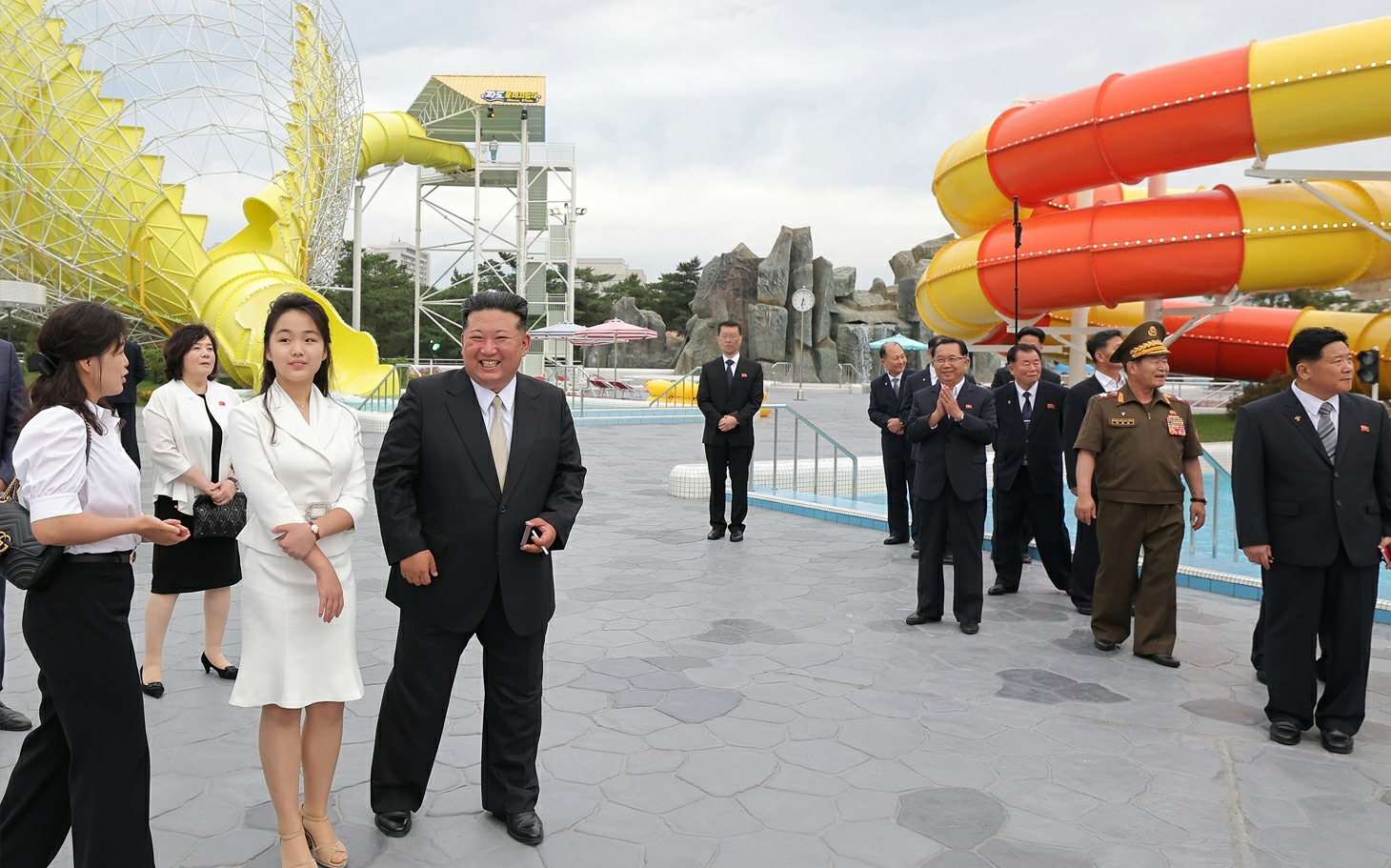 North Korean leader Kim Jong-un, third from left, attends a ceremony marking the completion of the Wonsan Kalma coastal tourist area with his wife, Ri Sol-ju, far left, and daughter Kim Ju-ae, second from left, on June 24, according to the Rodong Sinmun on June 26. [NEWS1]