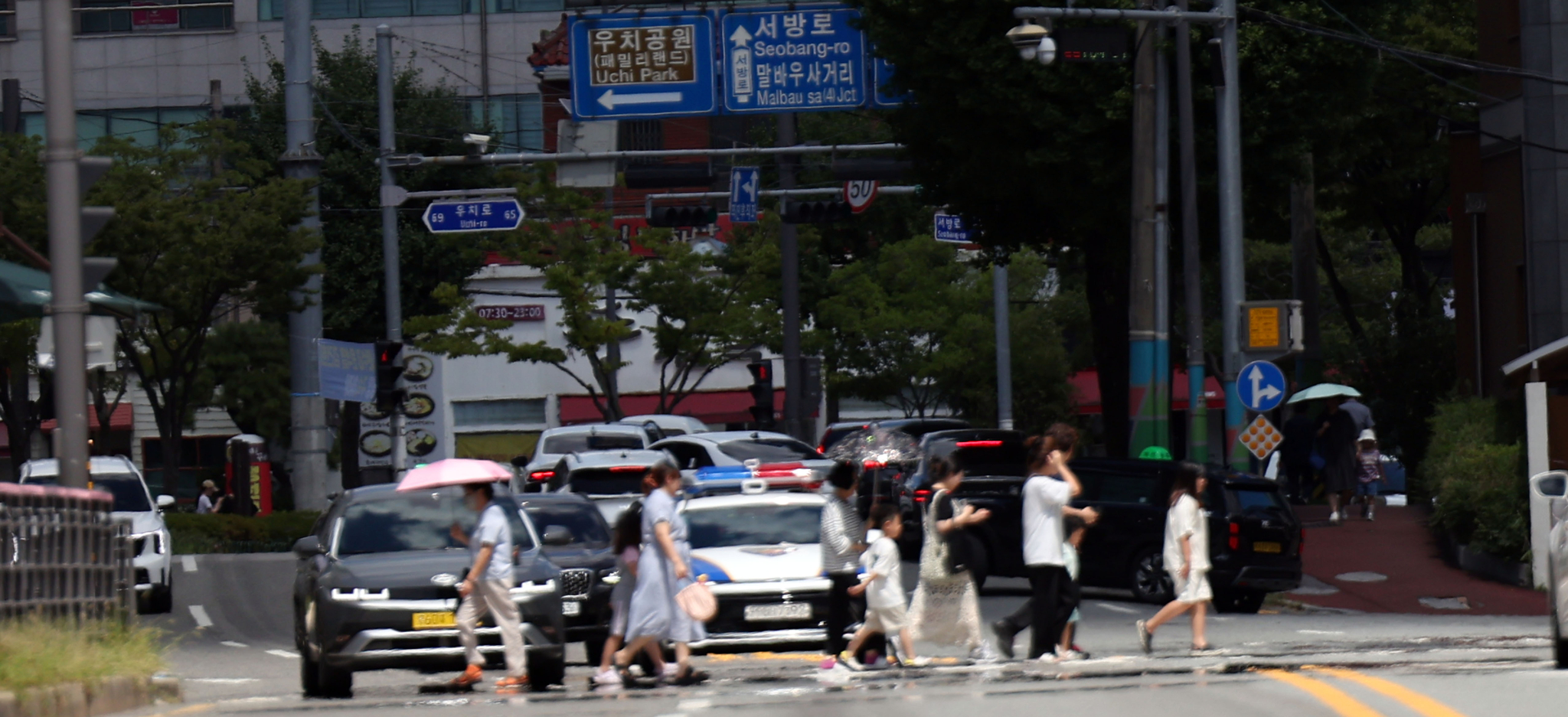A heat haze is seen on a road in Gwangju on July 28, as a heat wave warning was issued for the region. [NEWS1]
