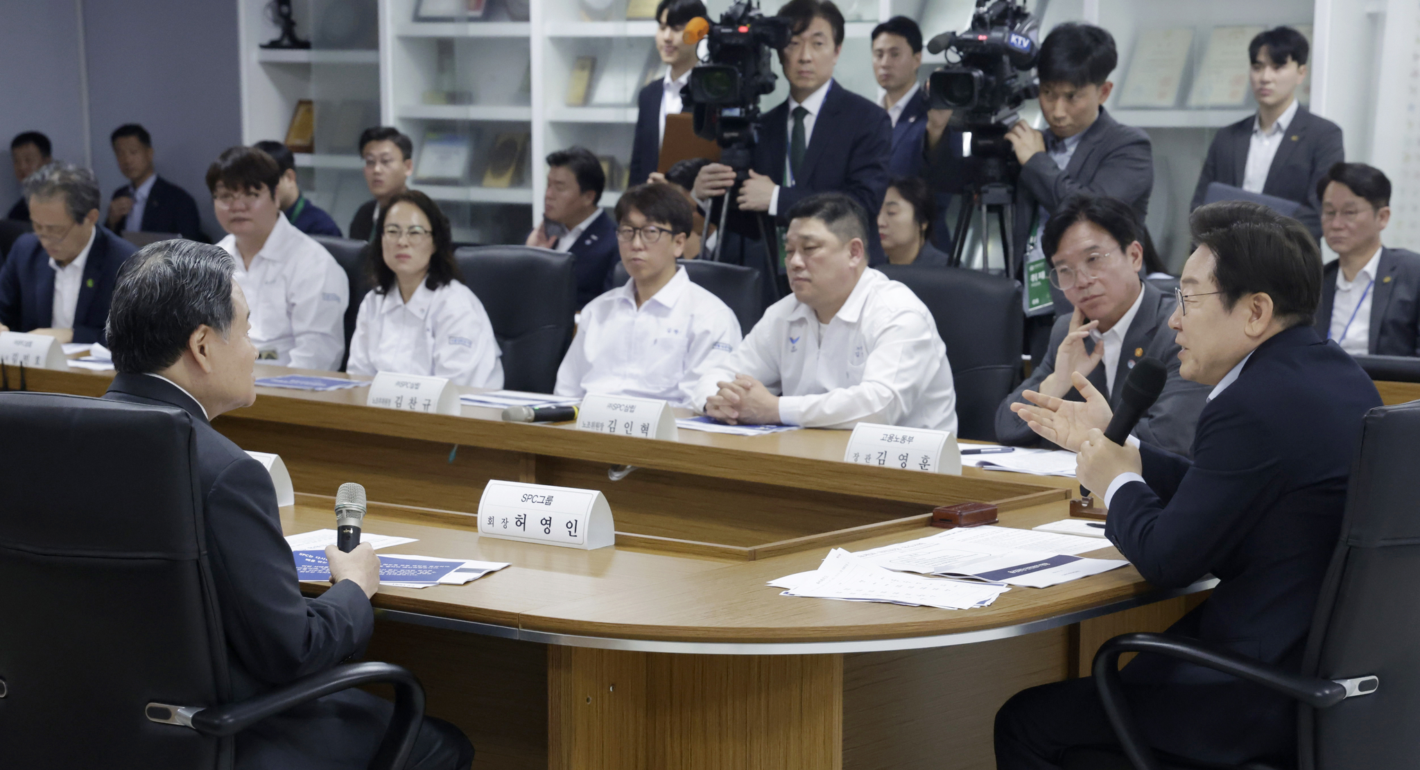 President Lee Jae Myung, right, speaks with SPC Group Chairman Hur Young-in, left, during a labor-management meeting on preventing industrial accidents, held at the SPC Samlip plant in Siheung, Gyeonggi, on July 25. [JOINT PRESS CORPS]