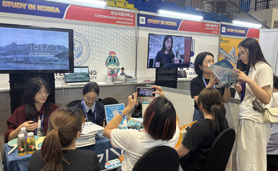 Gyeongsang National University offers consultations to students that visited the Study in Korea fair hosted by the Hanoi Korean Language Education Center. [GYEONGSANG NATIONAL UNIVERSITY]