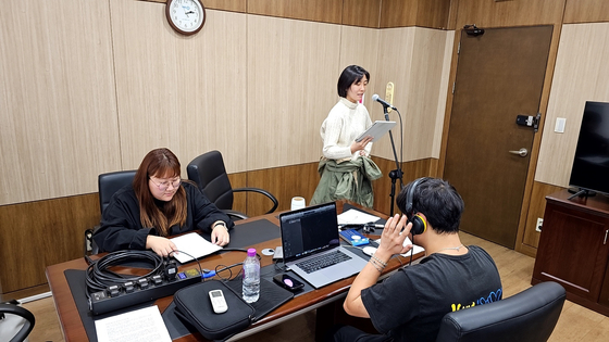 Audio describers narrate a show for deaf audience members [NATIONAL THEATER COMPANY OF KOREA]