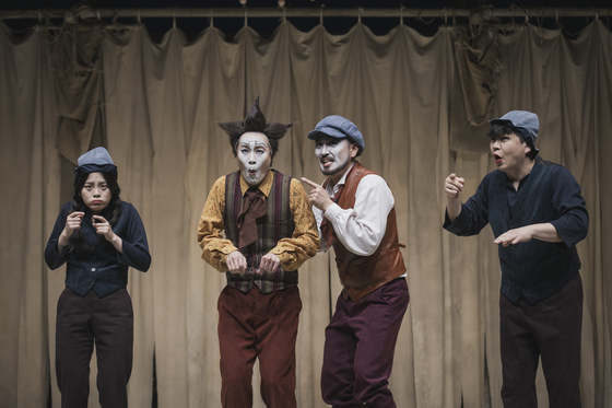 A scene of the play ″Scapin″ featuring sign language interpreters, performed by the National Theater Company of Korea [NATIONAL THEATER COMPANY OF KOREA]