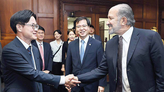 Korean Industry Minister Kim Jung-kwan, left, greets U.S. Commerce Secretary Howard Lutnick for a tariff meeting in Washington, on July 25. [NEWS1] 