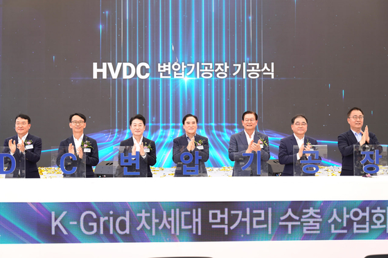 Attendees at the groundbreaking ceremony for the Hyosung Heavy Industries' high-voltage direct current (HVDC) transformer plant are seen clapping during the event at Hyosung Heavy Industries' Changwon facility in Changwon, South Gyeongsang, on July 30. From left, Korea Electric Power Corporation Vice President Seo Chul-soo, South Gyeongsang Deputy Governor for Economic Affairs Kim Myeong-ju, Ministry of Trade, Industry and Energy Second Vice Minister Lee Ho-hyeon, People Power Party (PPP) Rep. Kim Jong-yang, Hyosung Vice Chairman Lee Sang-woon, Democratic Party National Rep. Huh Sung-moo and PPP Rep. Choi Hyung-du. [HYOSUNG GROUP]